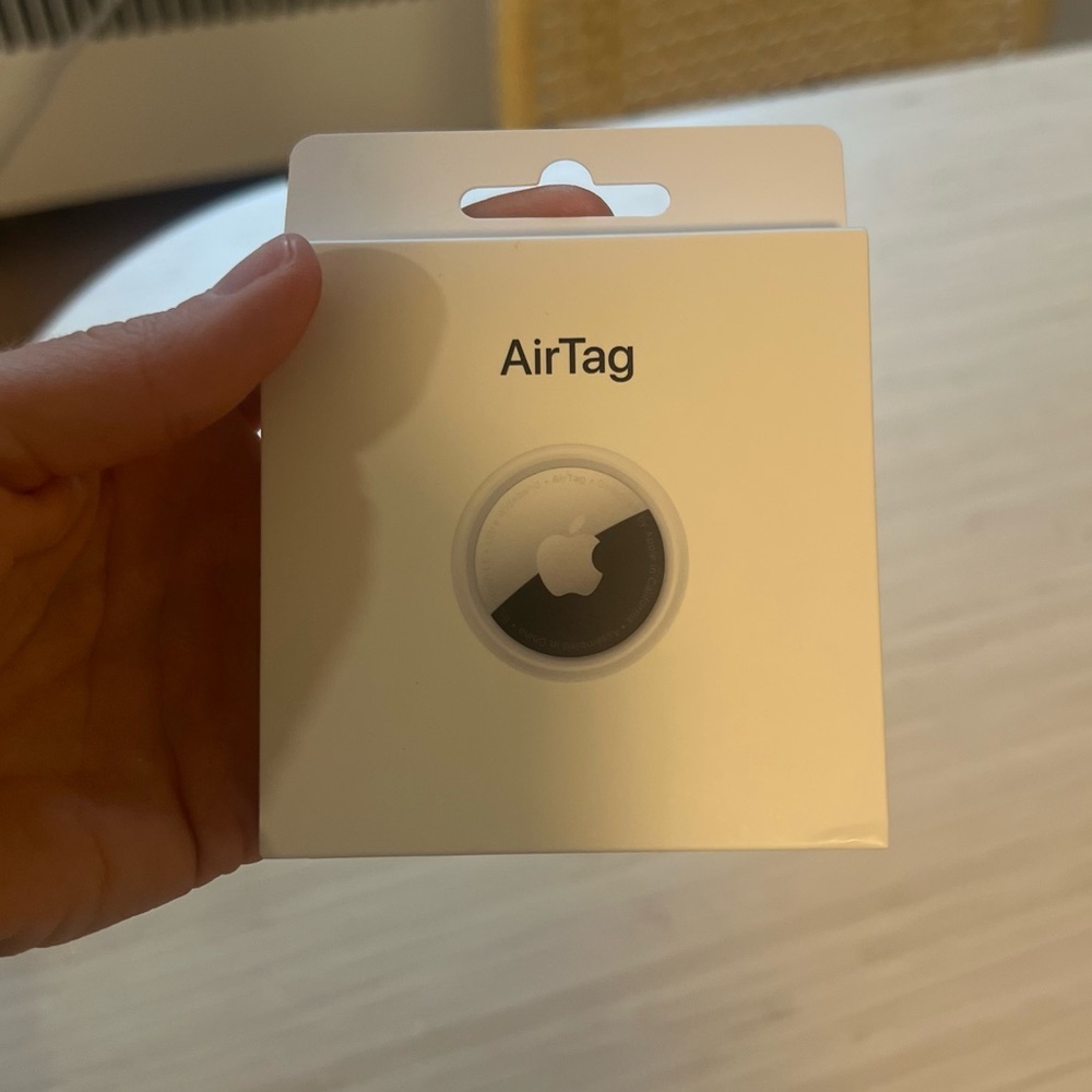 Apple AirTag in Sleek Silver and White - Picture 3 of 7